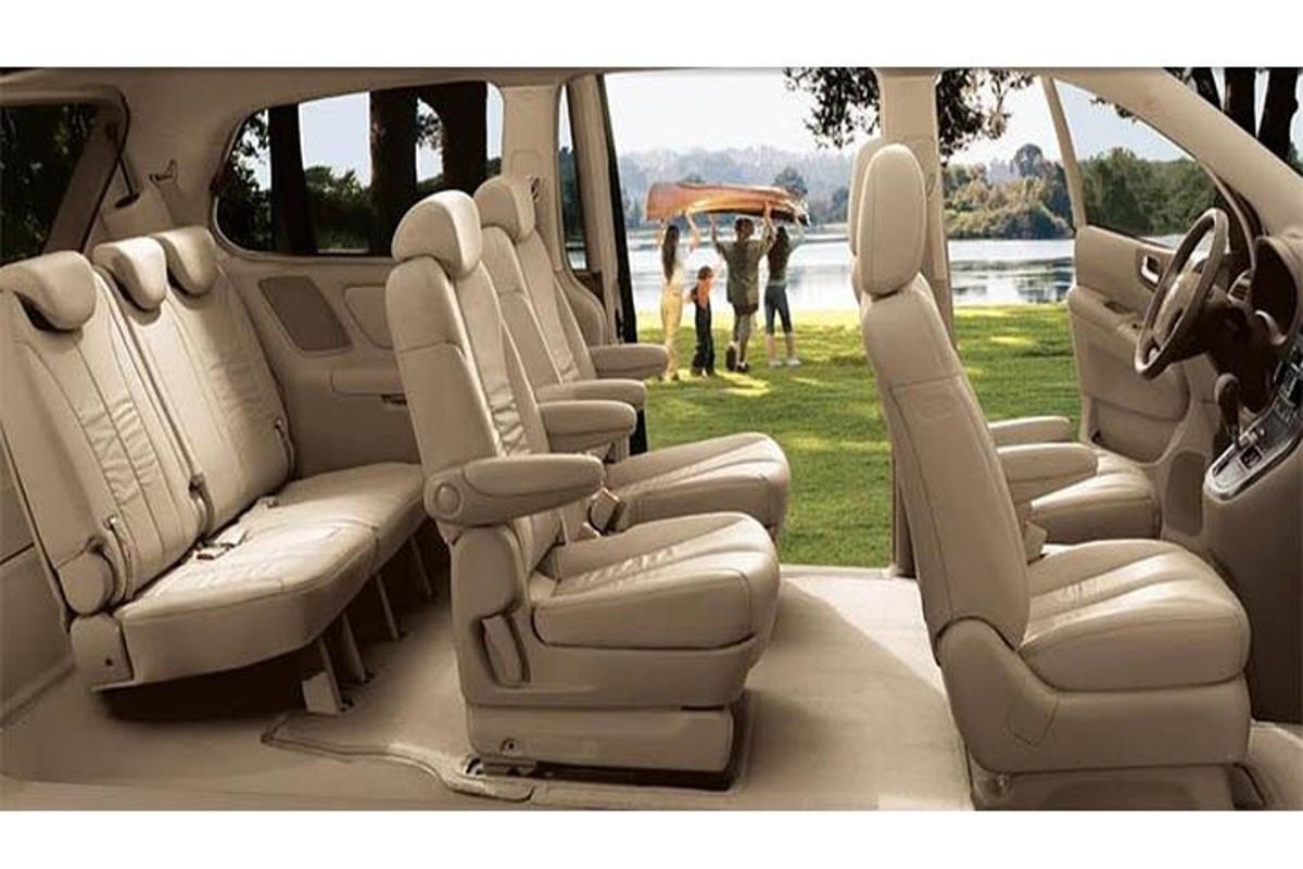 un gruppo di sedili sul retro di una limousine