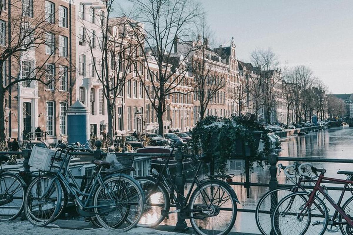 un gruppo di biciclette parcheggiate accanto a un canale