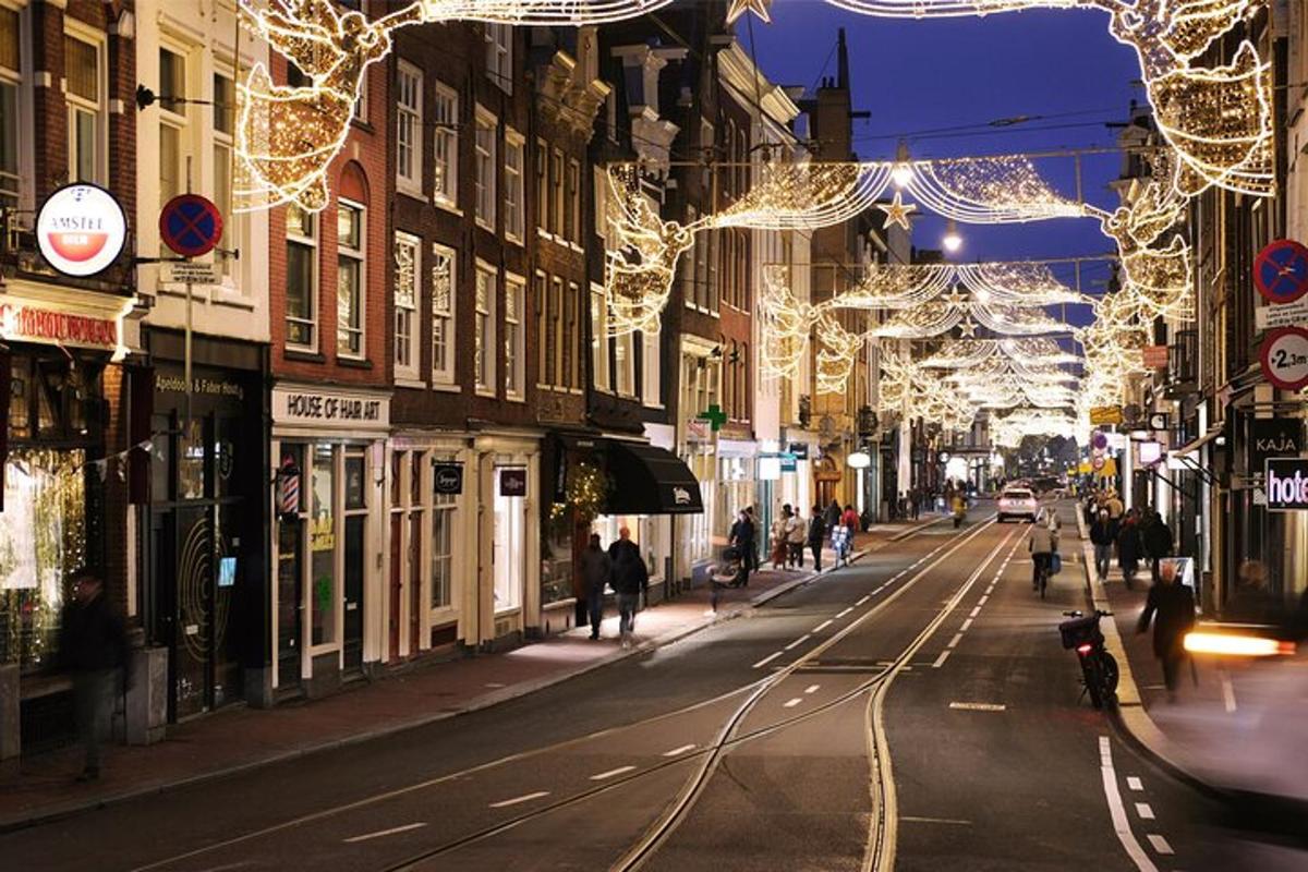 una strada cittadina decorata con luci natalizie di notte