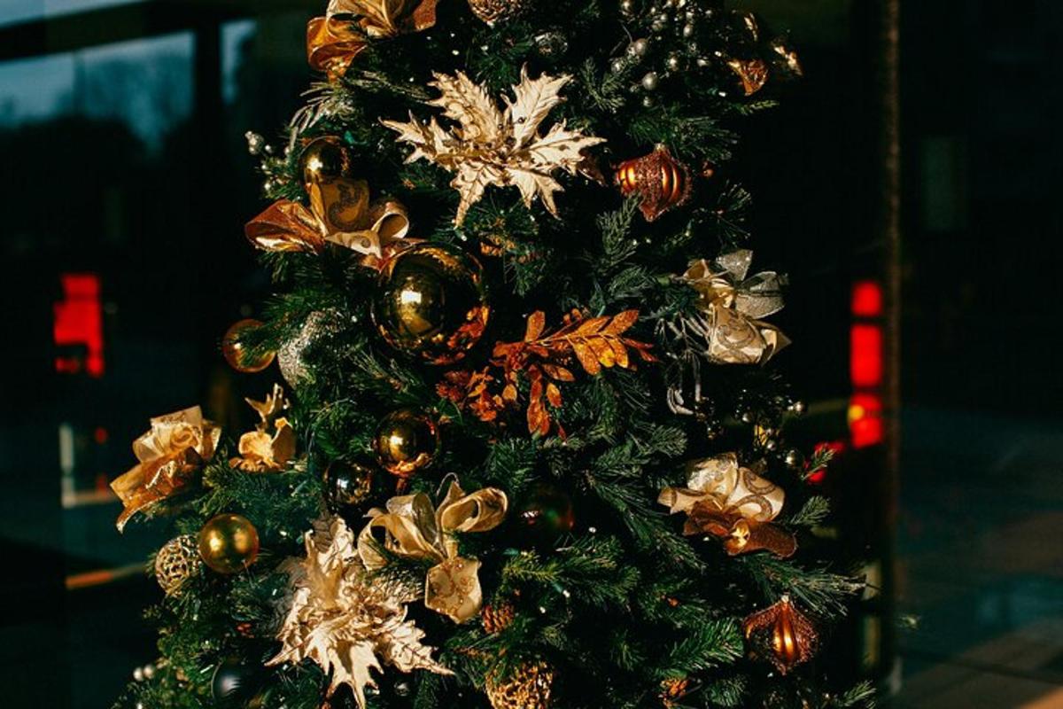 un albero di Natale con decorazioni dorate