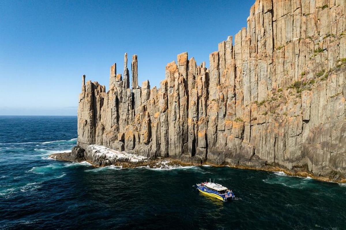 isang bangka sa tubig malapit sa isang malaking rock formation