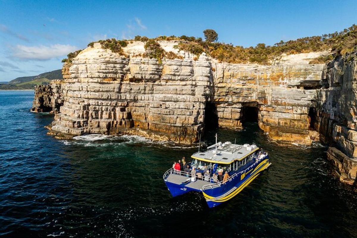 isang bangka sa tubig sa tabi ng isang rock formation