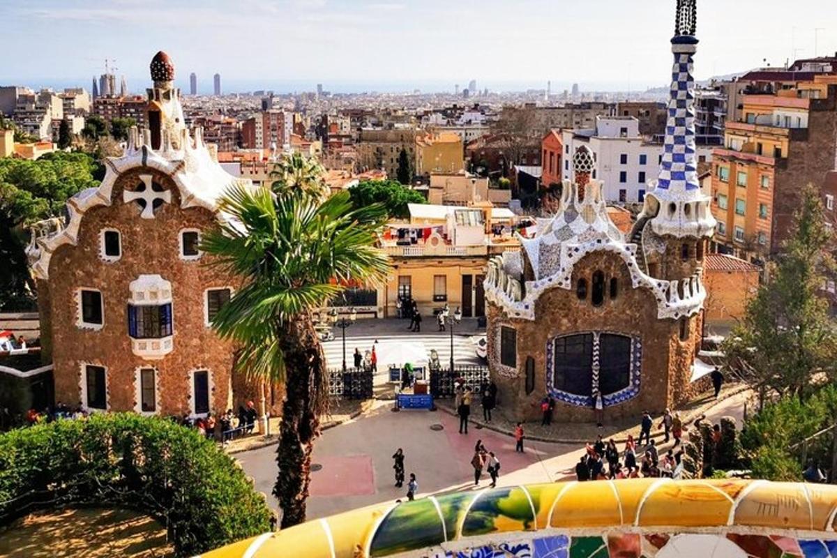 una vista d'una ciutat amb un edifici