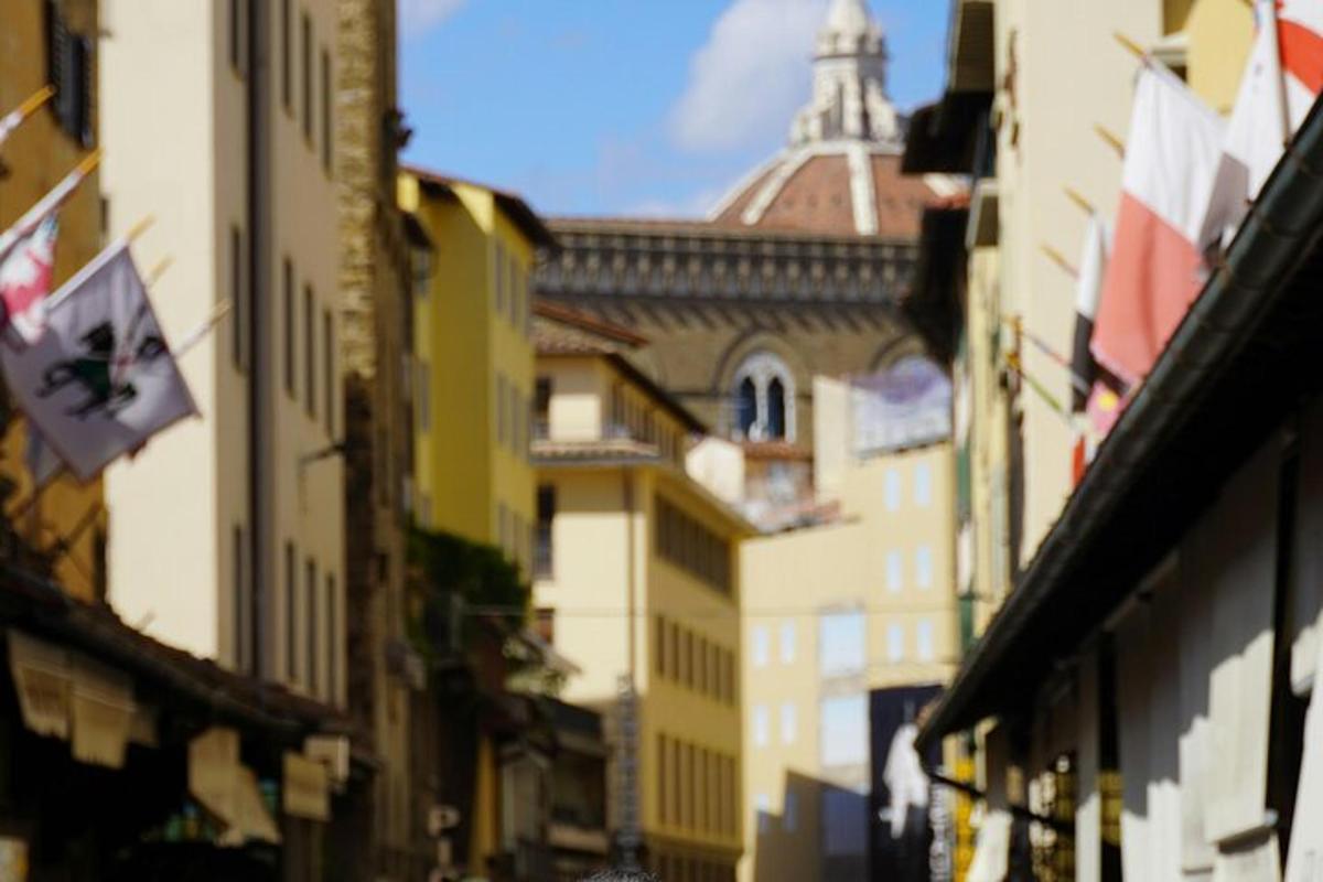 une vue d'un bâtiment avec une tour d'horloge