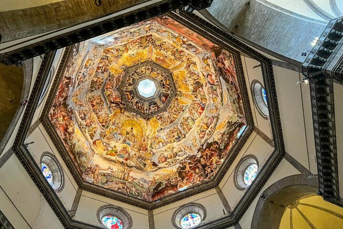 een plafond van een kerk met een schildering erop