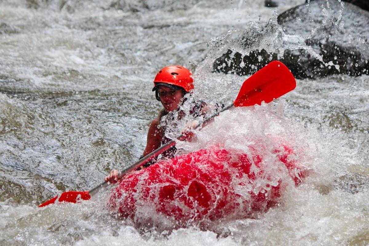 una persona in kayak in un fiume