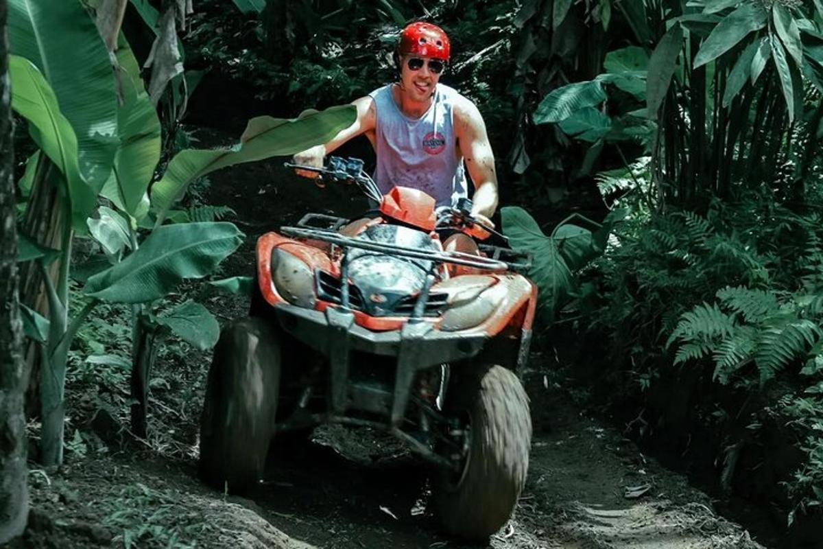 seorang lelaki menunggang roda di dalam hutan
