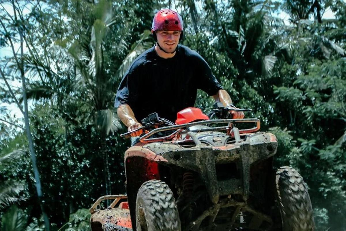 seorang lelaki di atas atv dengan topi keledar