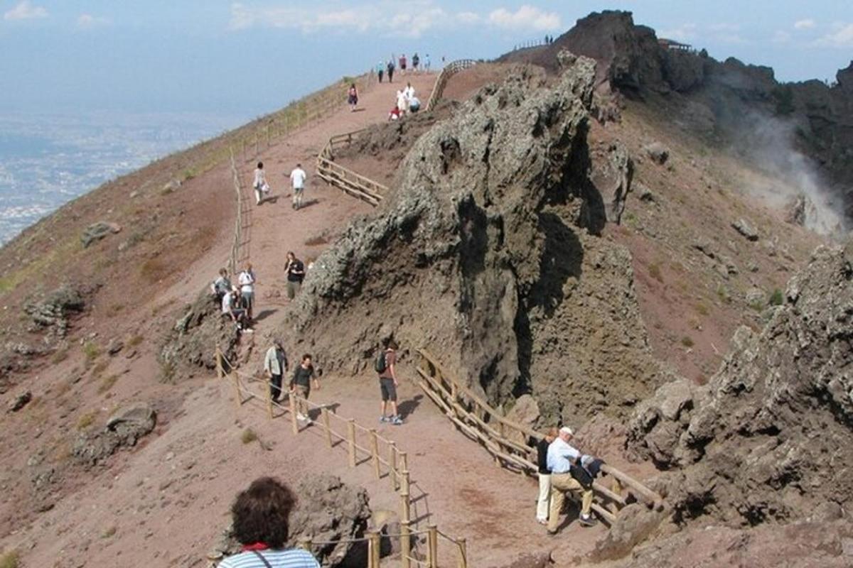 sekumpulan orang berjalan mendaki gunung