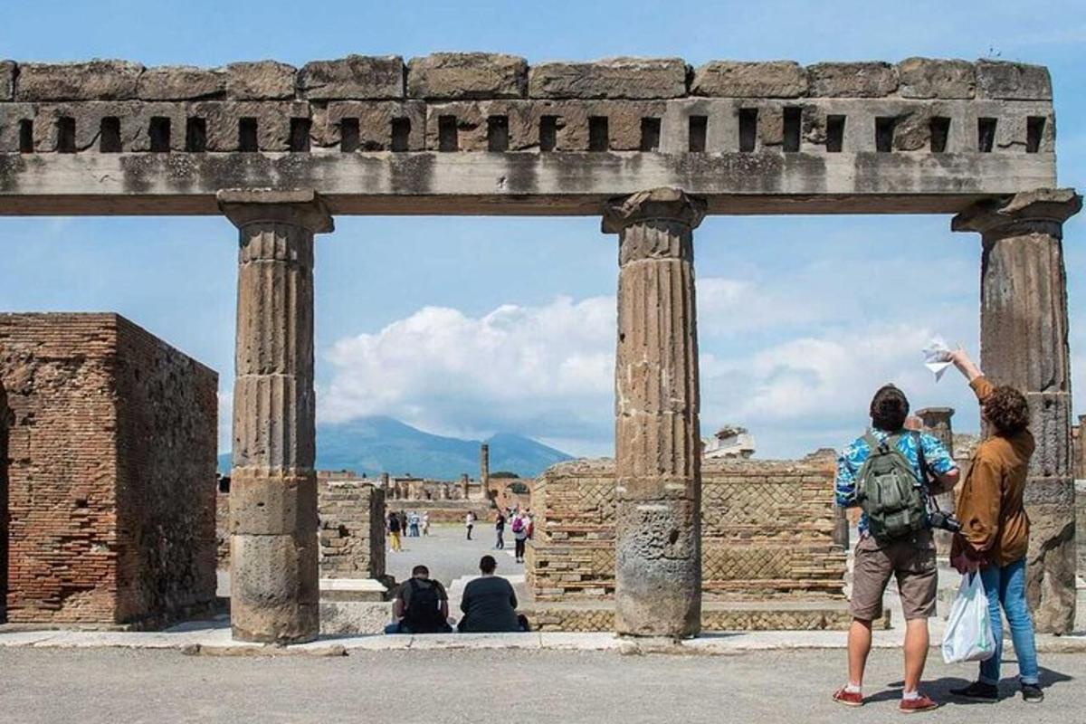 un gruppo di persone in piedi davanti a un edificio