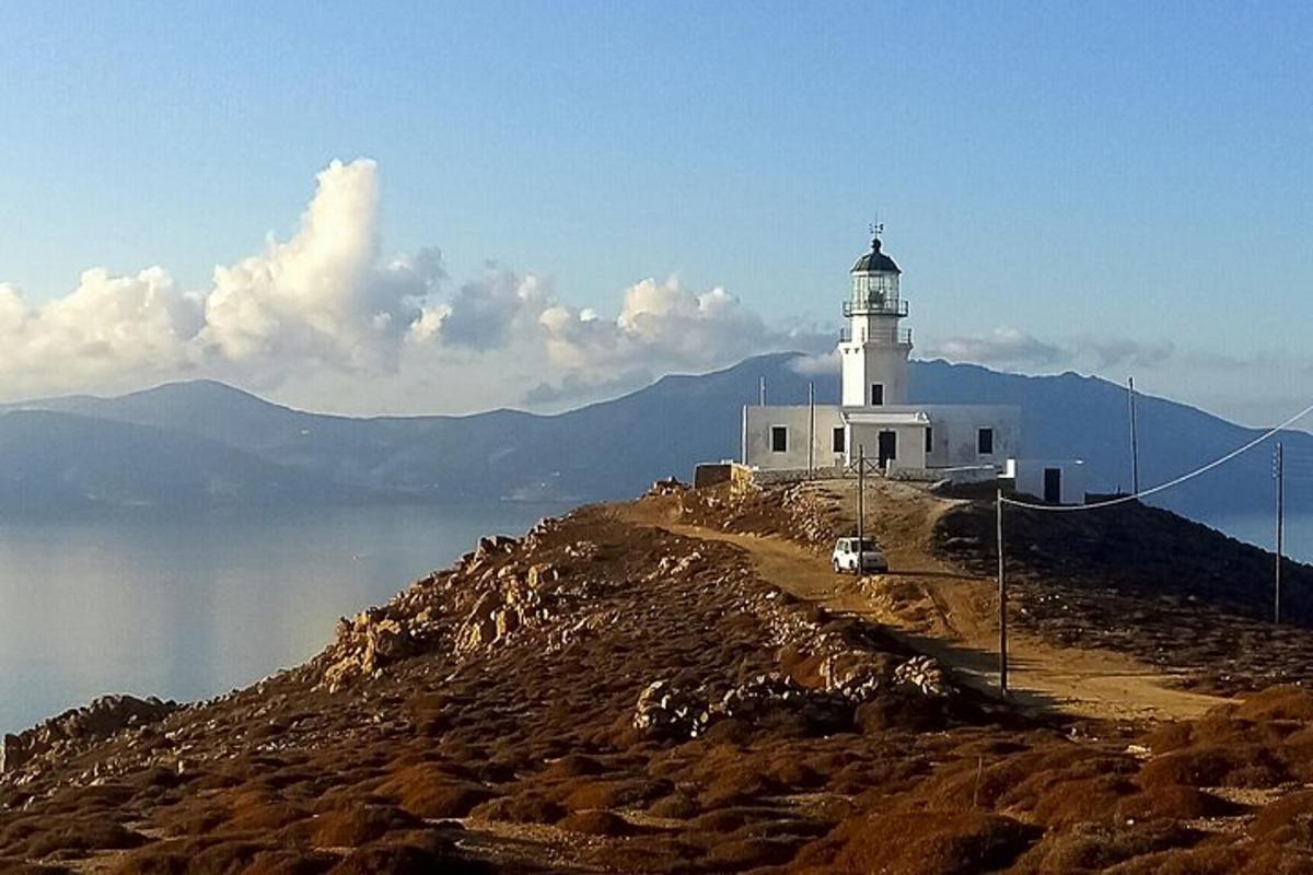 svetilnik na vrhu hriba ob vodi
