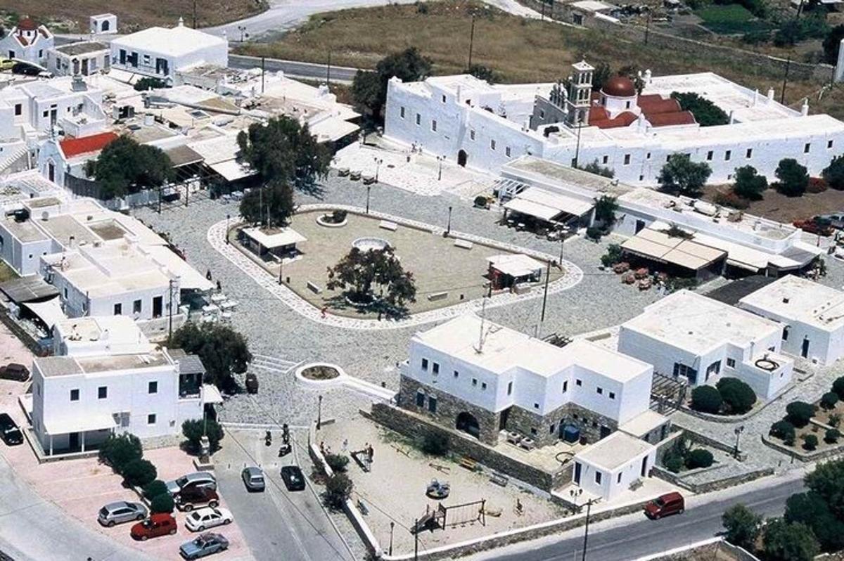 Zračni pogled na mesto z belimi stavbami
