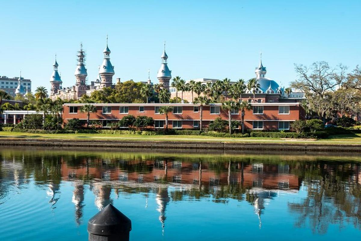 un edificio con il suo riflesso in uno specchio d'acqua