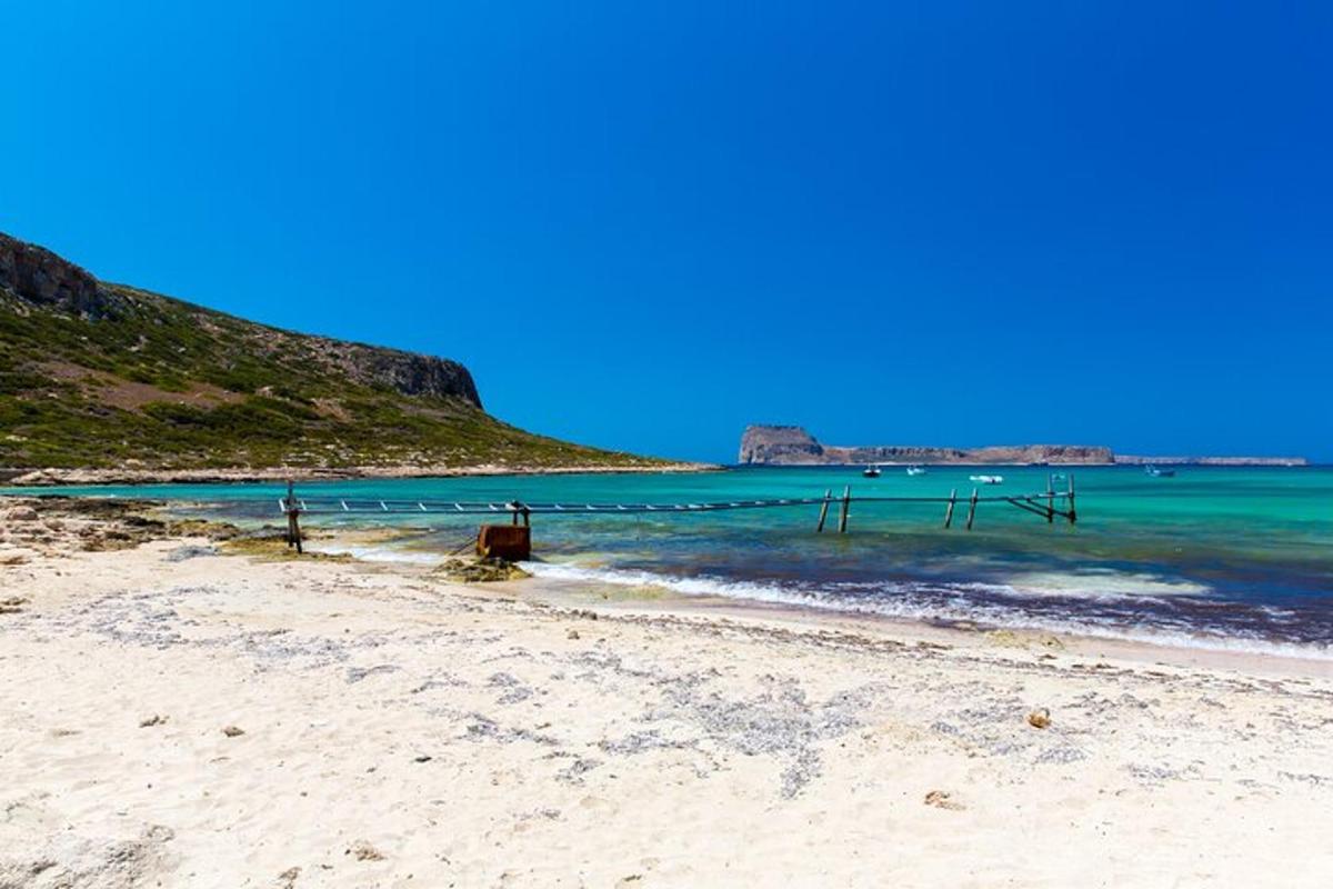 pantai berpasir dengan pemandangan lautan