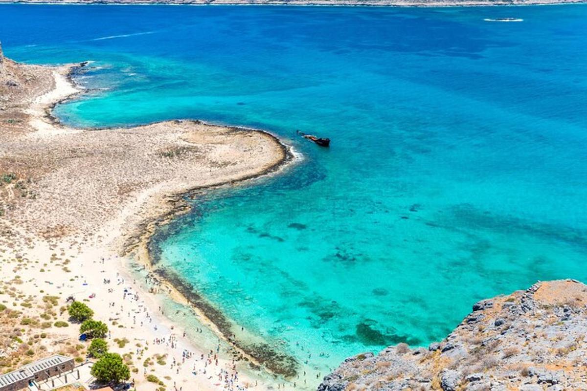 pemandangan udara pantai dengan air biru