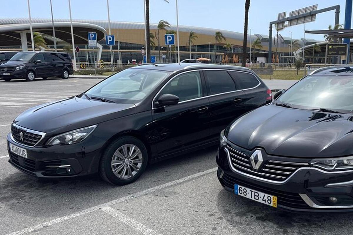 dvě auta jsou zaparkovaná na parkovišti