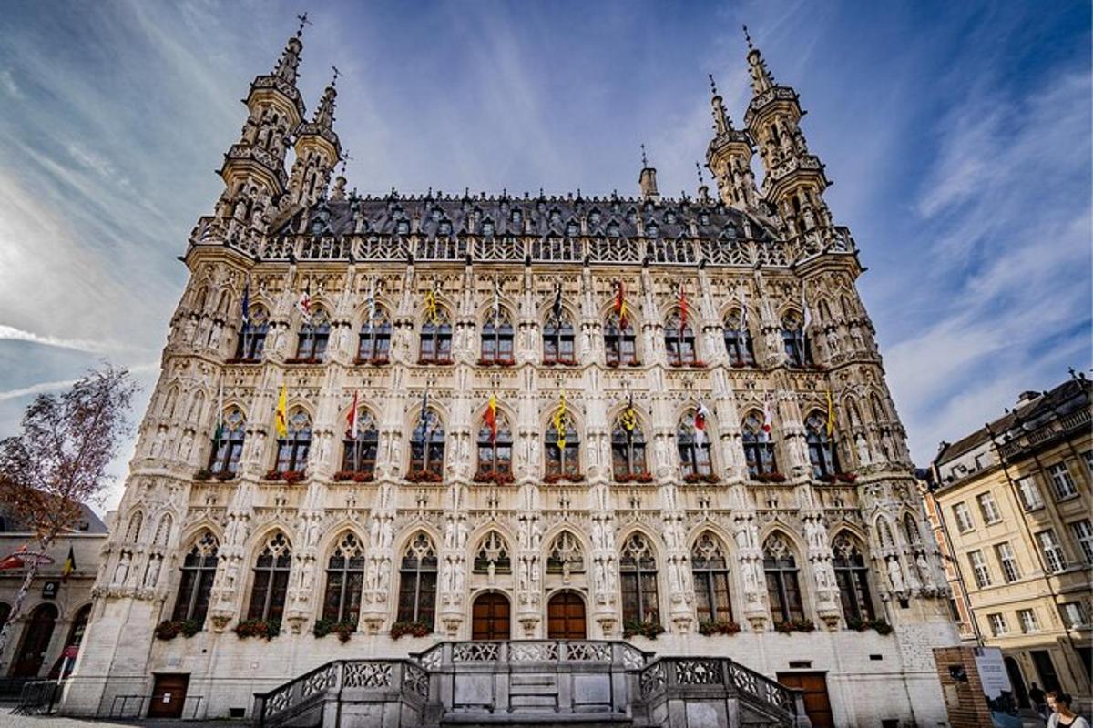 un grande edificio con una torre dell'orologio in cima
