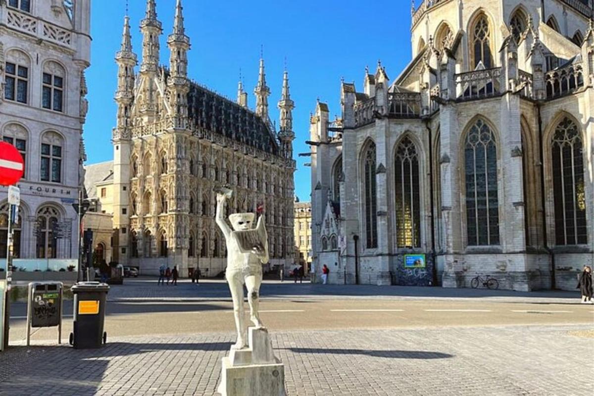 o statuie a unei femei în fața unei clădiri