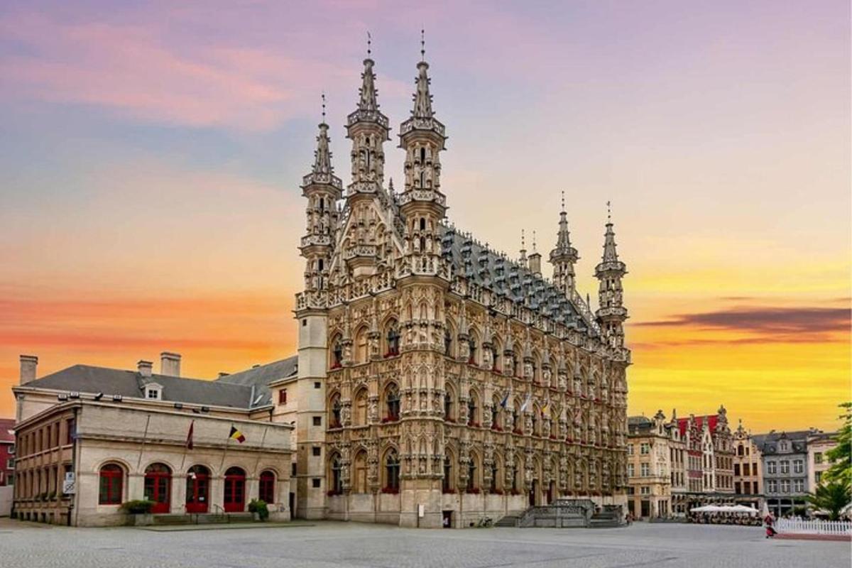 un grande edificio con una torre dell'orologio al tramonto