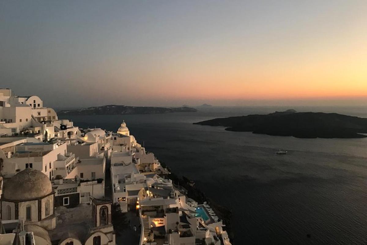 vista aèria d'un poble amb l'oceà