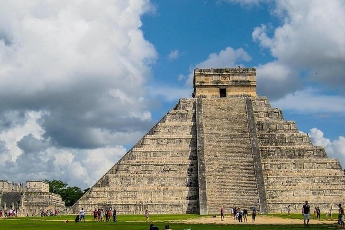 pyramida s mnoha lidmi stojícími kolem ní