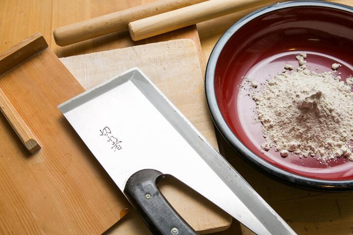 un plat de menjar al costat d'un bol de menjar