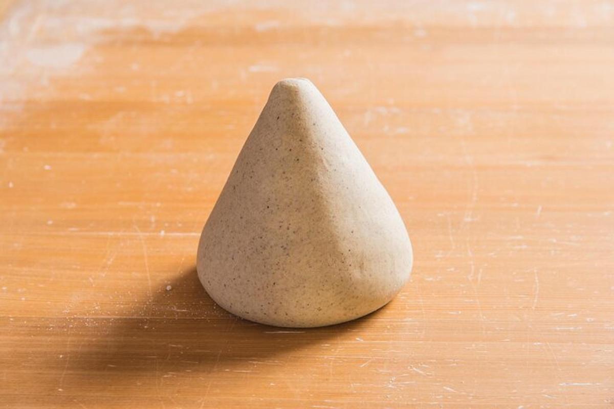 una roca situada sobre una taula de fusta