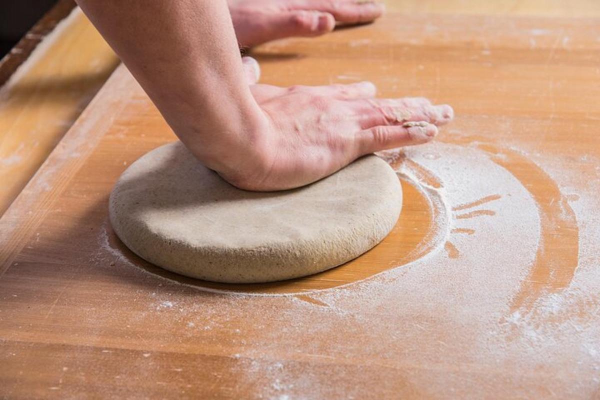 una persona està pastant una massa sobre una taula