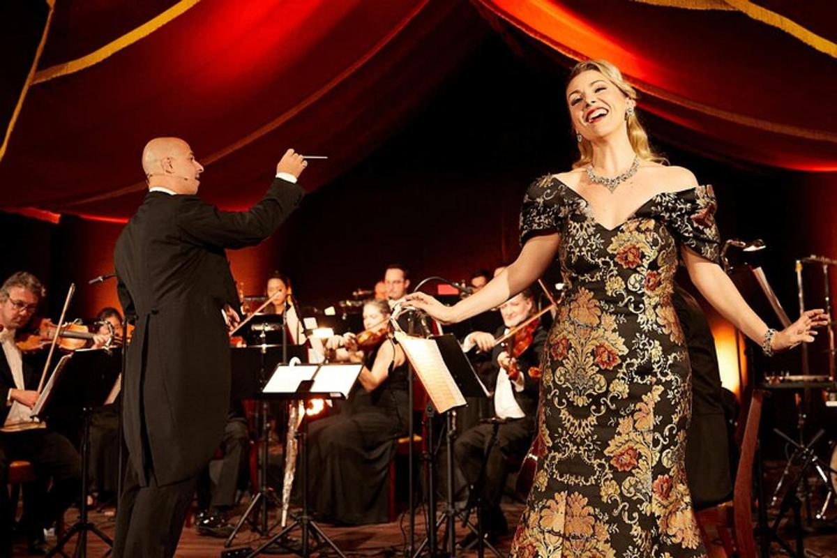 un uomo e una donna in piedi davanti a un'orchestra