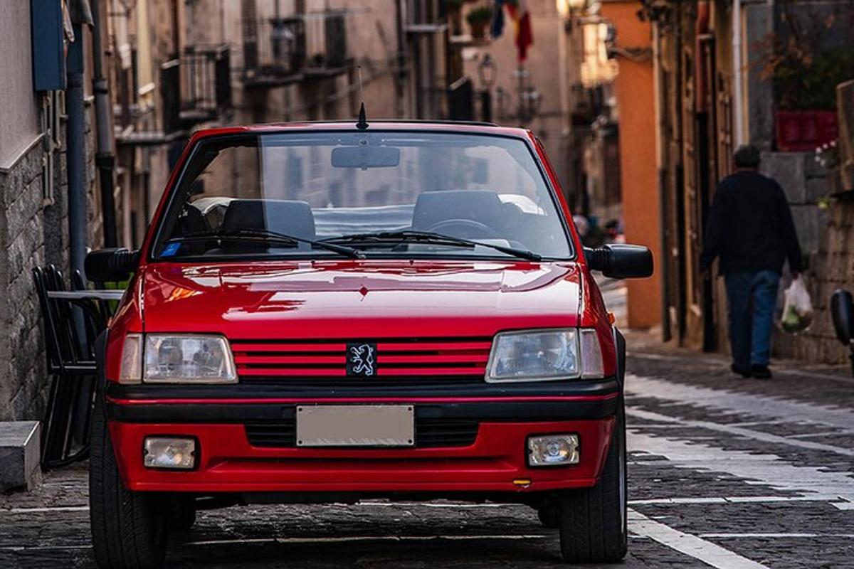 malé červené auto zaparkované na městské ulici