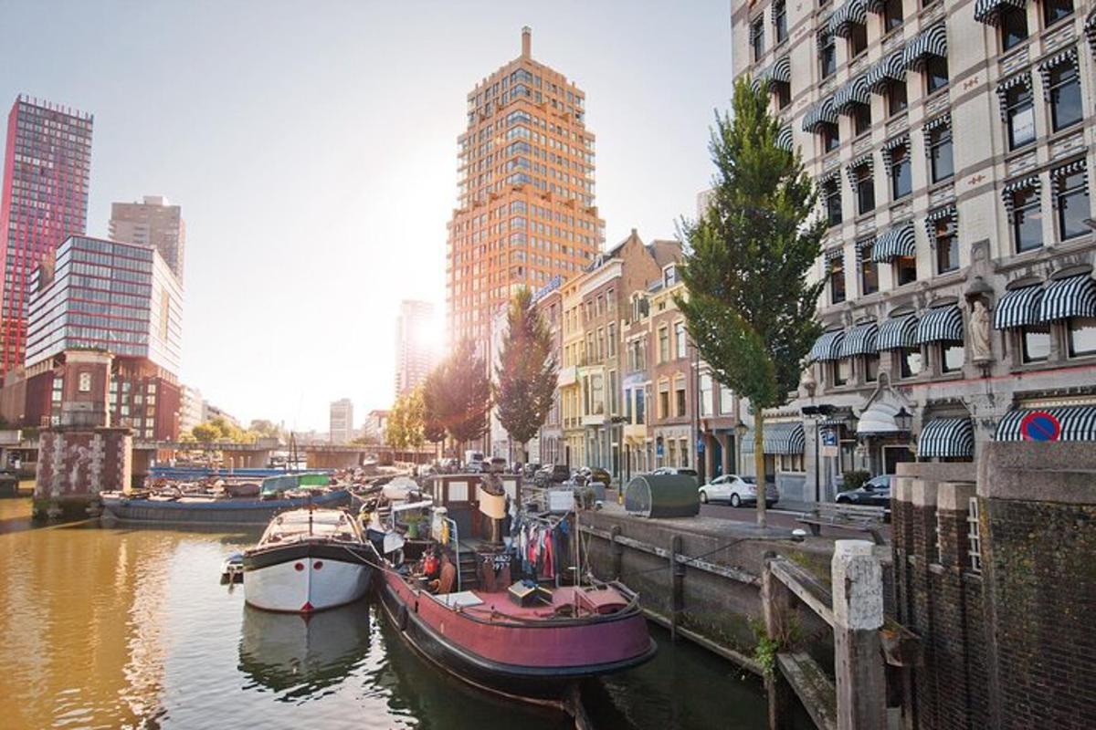 zwei Boote liegen in einem Fluss in einer Stadt vor Anker