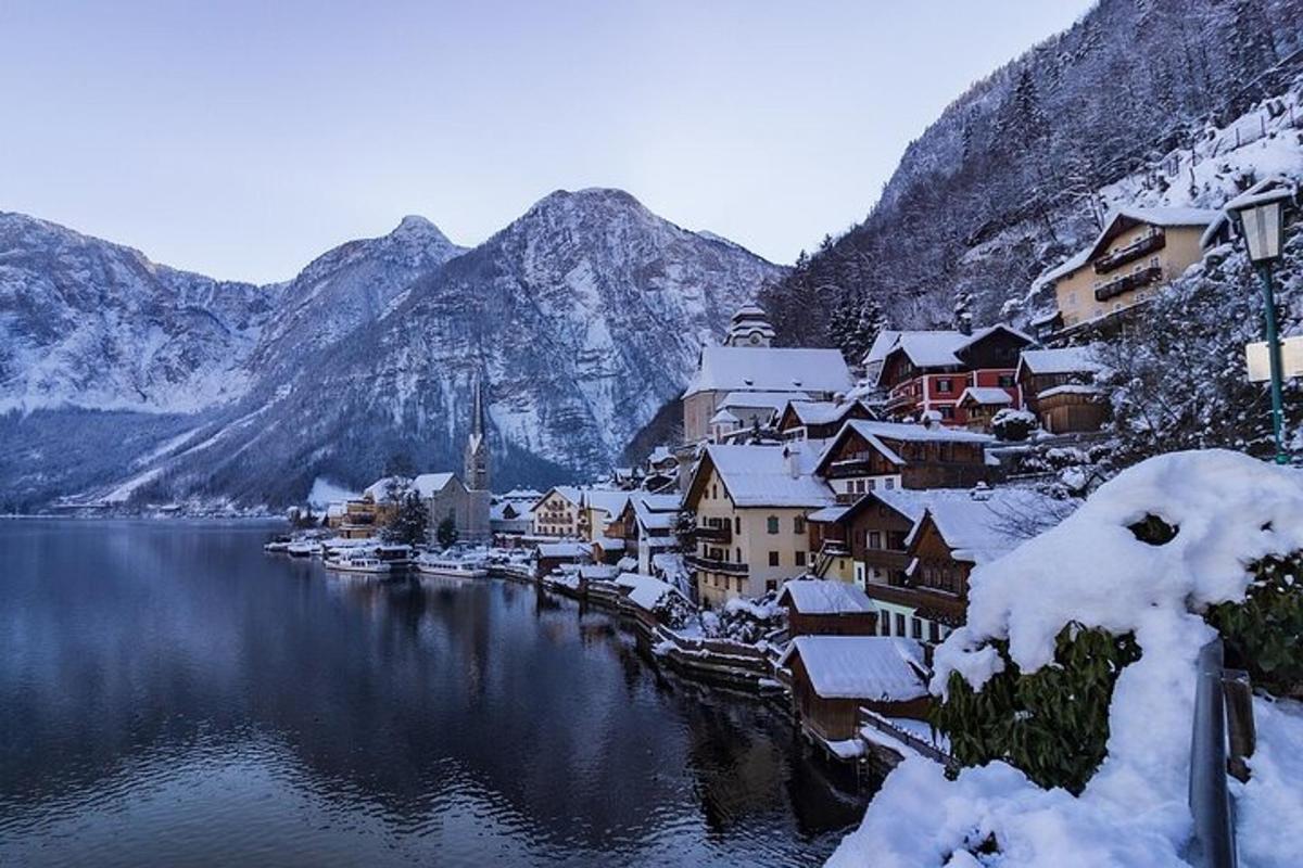 una città coperta di neve vicino a uno specchio d'acqua