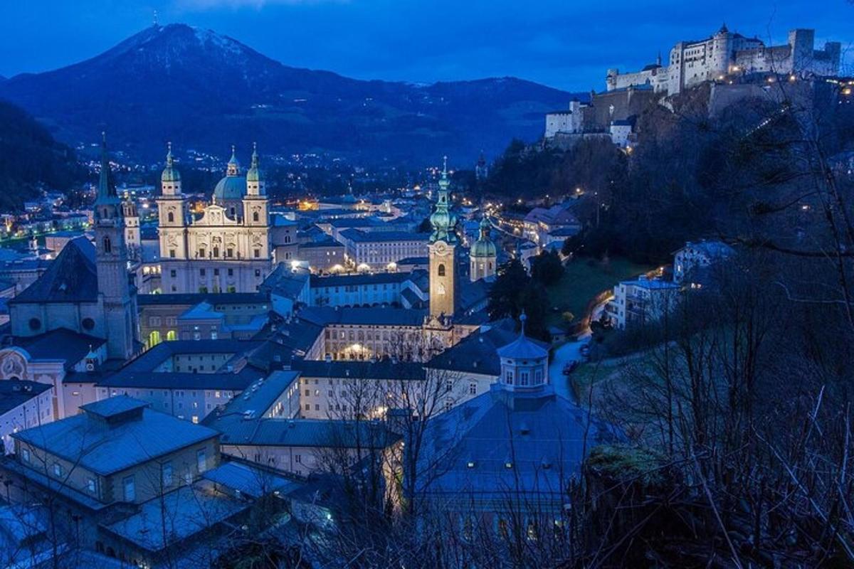 una vista di una città di notte