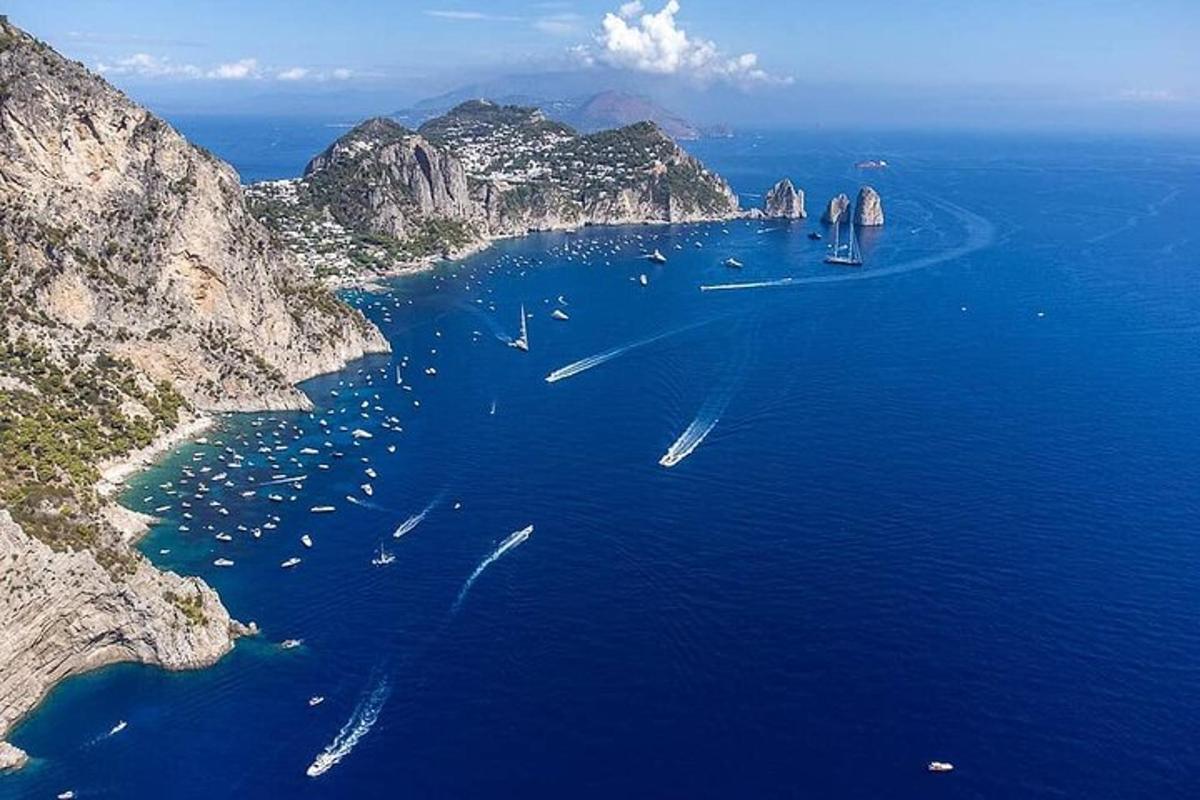 una vista aerea di un grande specchio d'acqua con barche