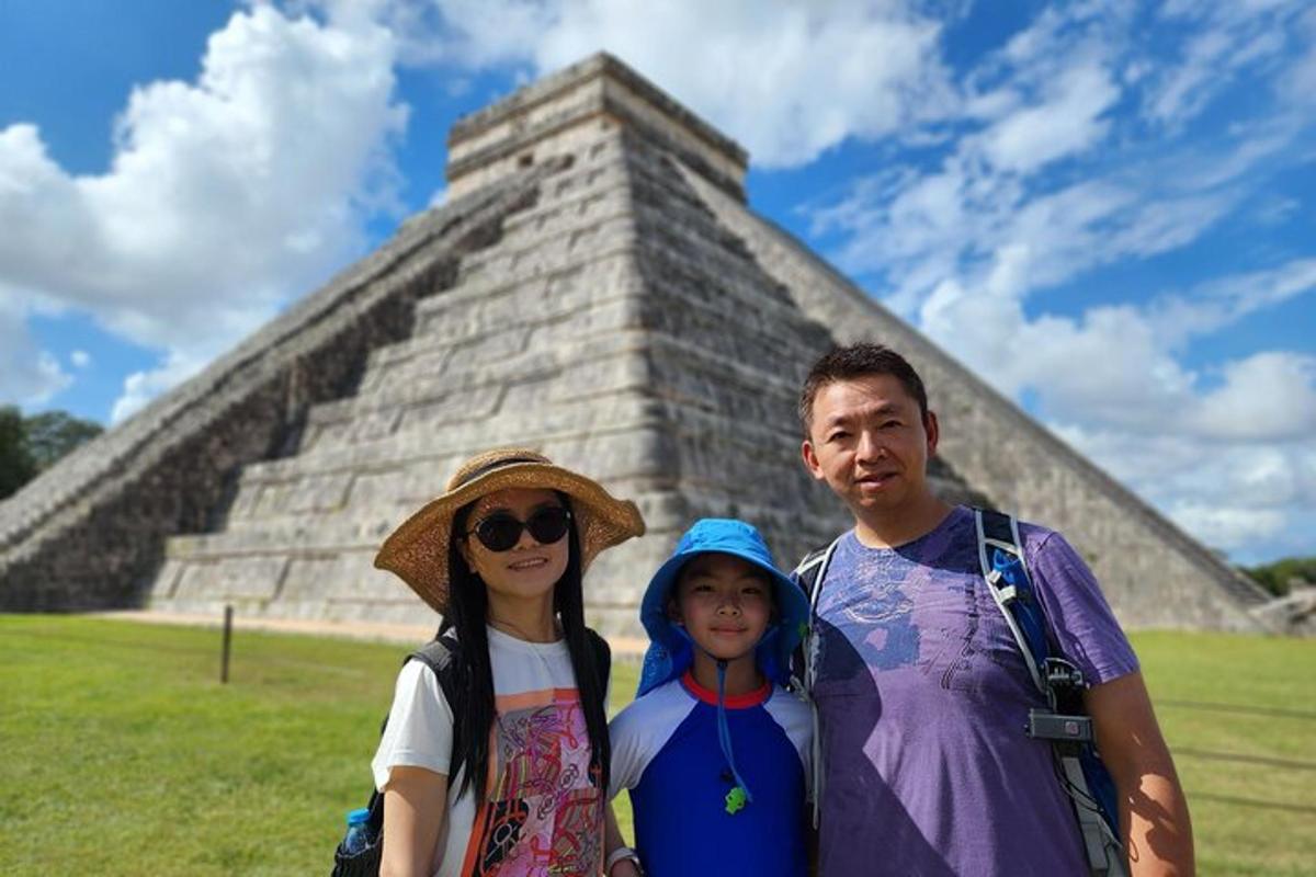 en mann og en kvinne som står foran en pyramide