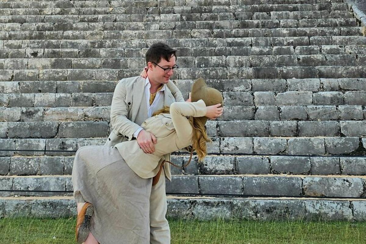 un uomo che porta in braccio una donna davanti a delle scale