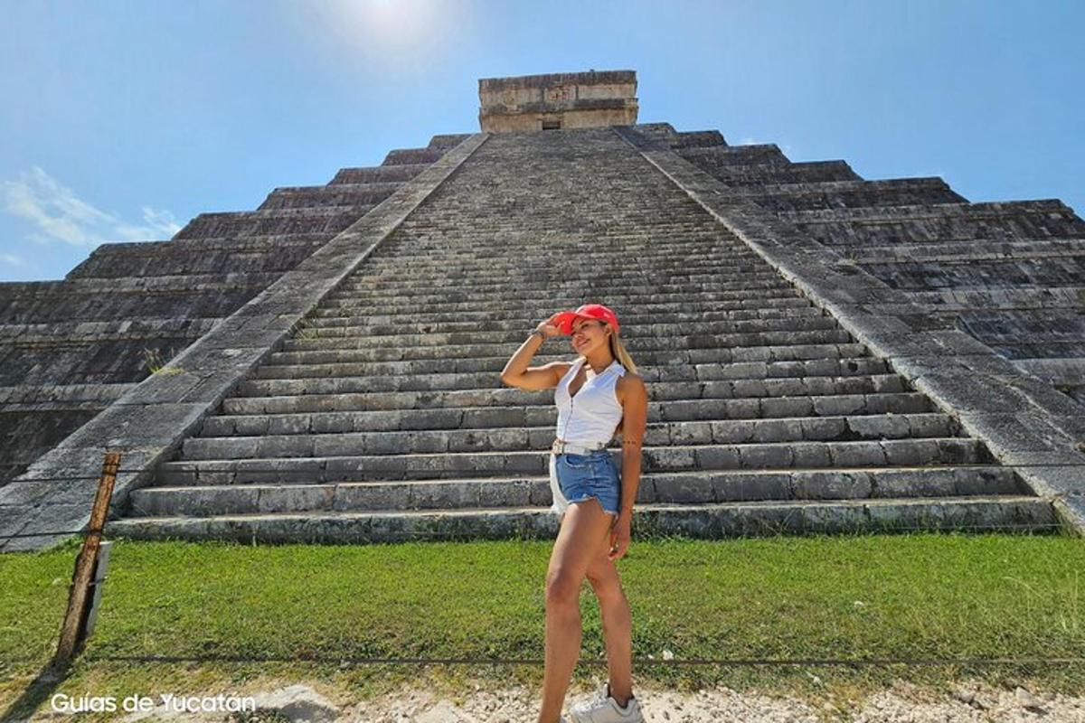 una donna in piedi davanti a una piramide