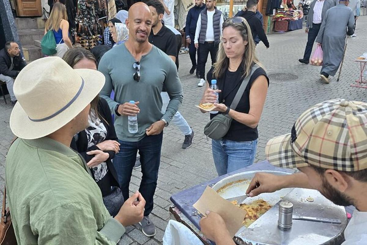 un grup de persones al voltant d'una taula menjant pizza