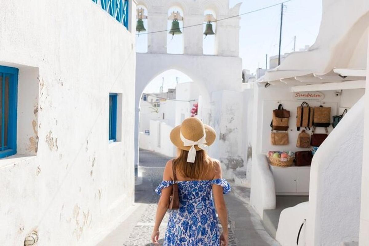 una donna con un vestito blu e un cappello che cammina lungo una strada