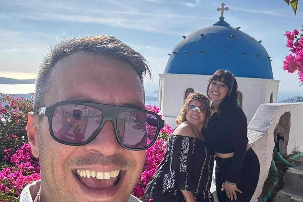 un uomo e due donne in piedi davanti a una chiesa