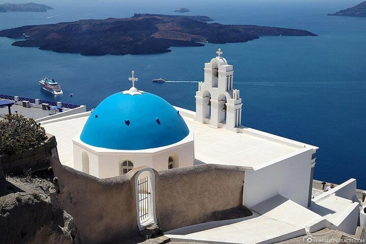eine Kirche mit einer blauen Kuppel auf dem Wasser
