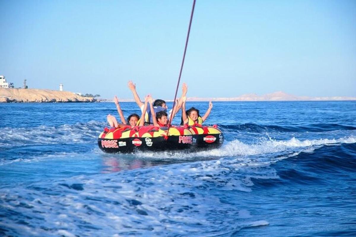 een groep mensen vaart op een boot in het water