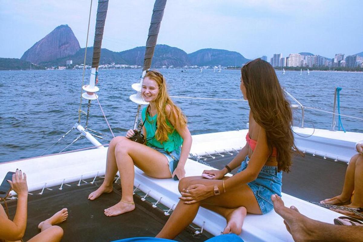 um grupo de meninas sentadas na parte de trás de um barco