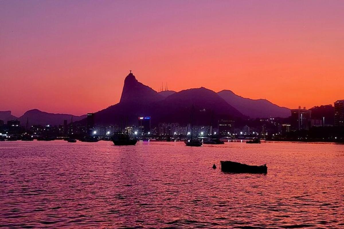 um corpo d'água com uma montanha ao fundo
