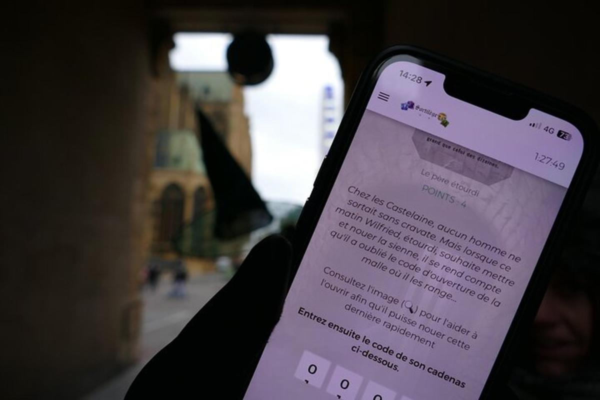 una persona che tiene in mano un telefono cellulare