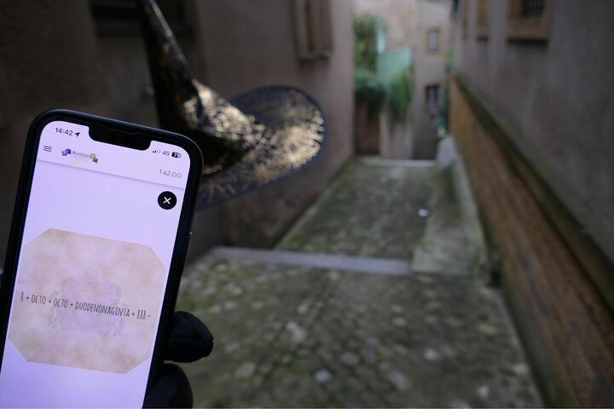 una persona che tiene in mano un telefono cellulare davanti a una strada