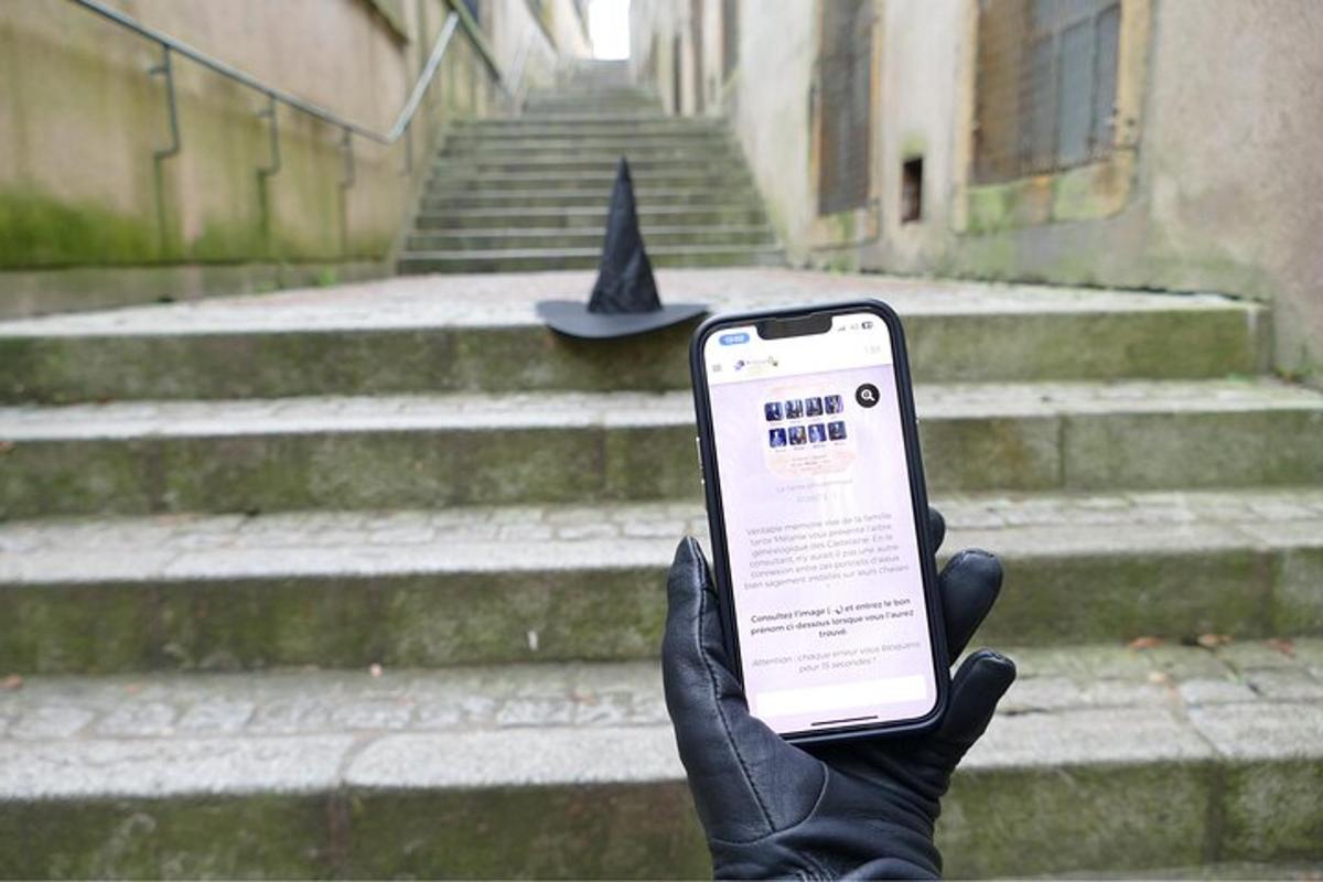 osoba držící mobilní telefon před schody