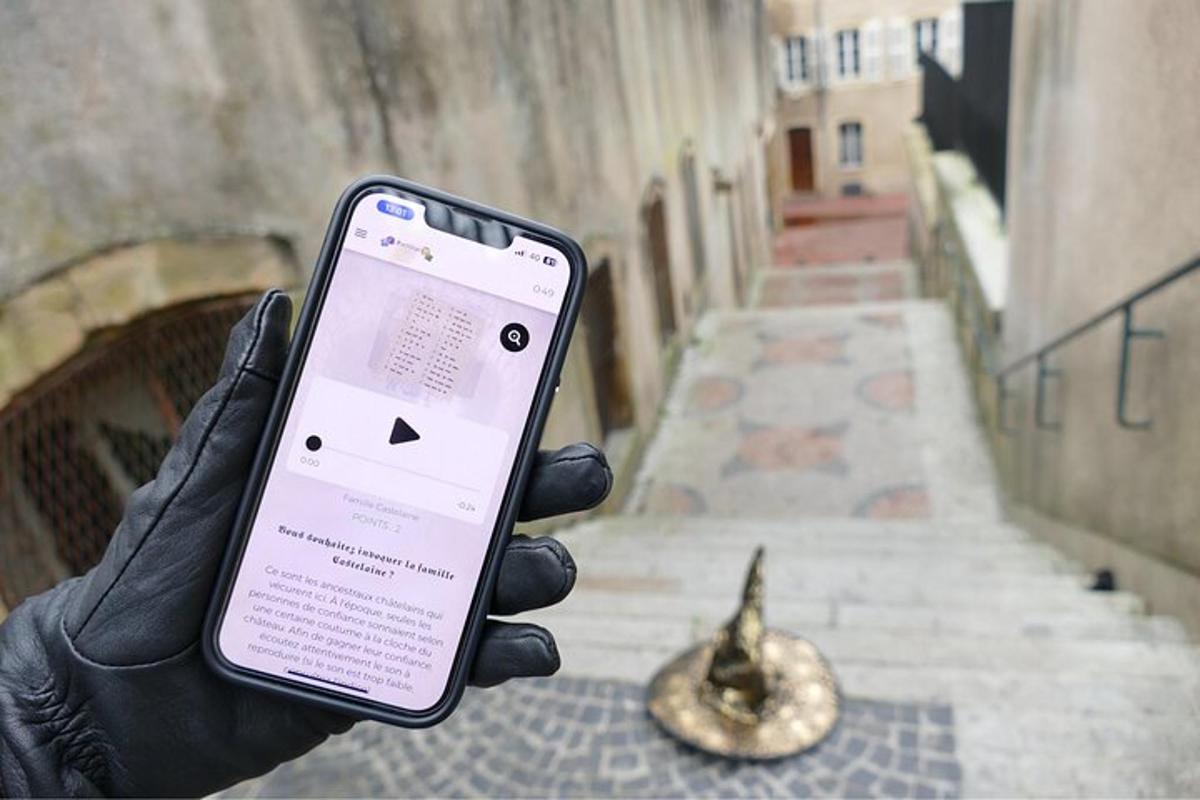 osoba držící v ruce mobilní telefon