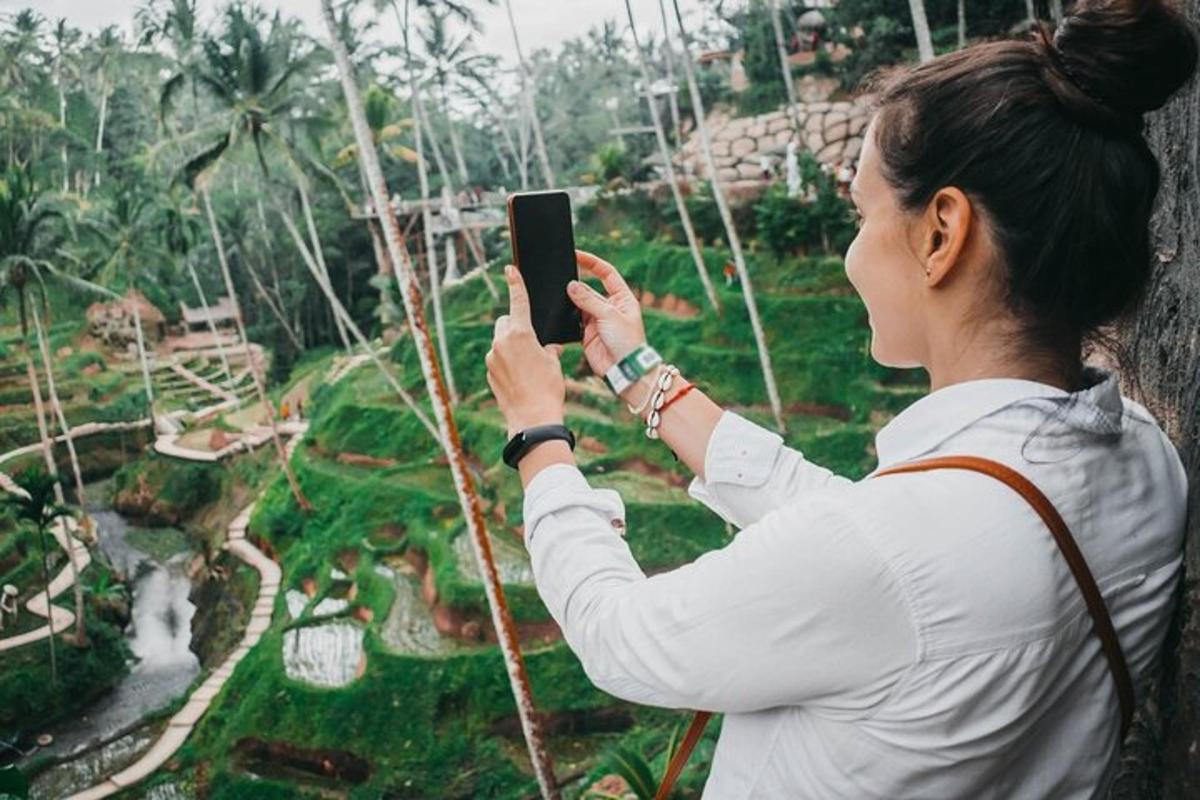 una donna che scatta una foto di un parco con un cellulare