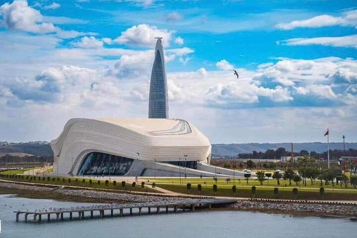 um grande edifício com um arranha-céu ao fundo